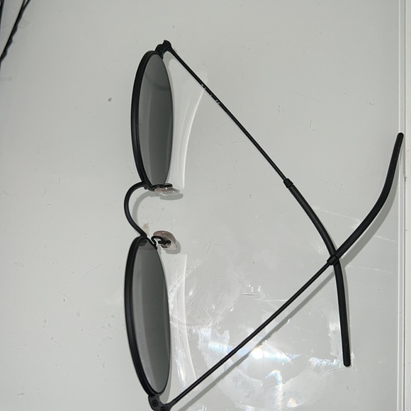 Authentic Raybans only used twice with box no scratches or marks - Picture 2 of 3